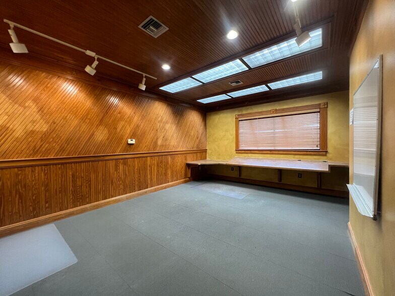 More Photos Of 205 Profit Dr, Victoria Showroom For Sale