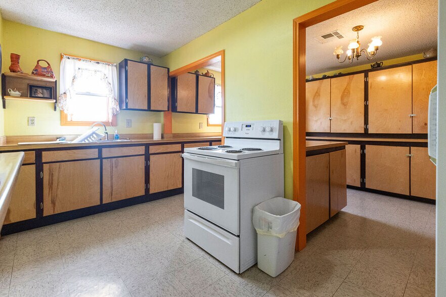 More Photos Of 58225 US-60, Fairland General Retail For Sale