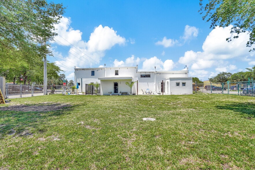 More Photos Of 798 NW 62nd St, Miami Service Station For Lease