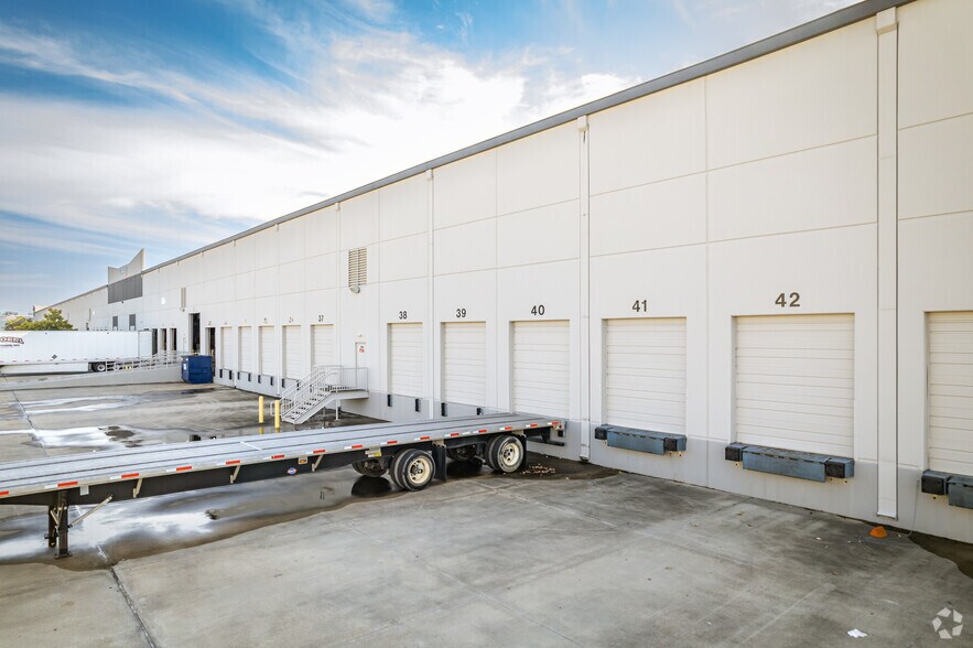 More Photos Of 13323 S Gessner Rd, Missouri City Warehouse For Lease