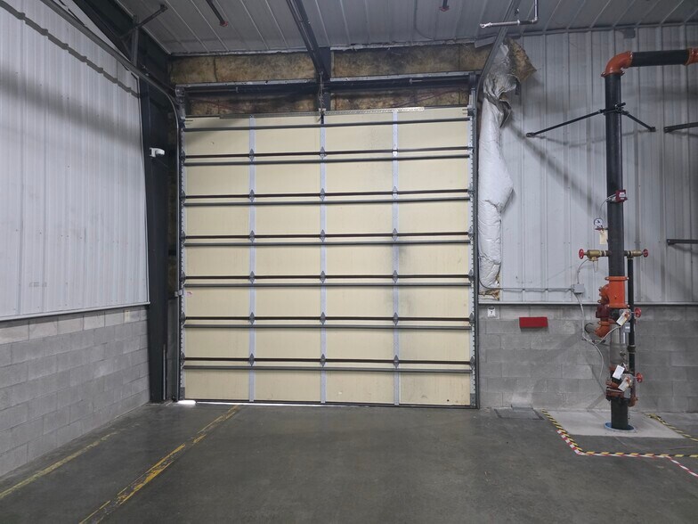 More Photos Of 709 Oak Hill Rd, Evansville Warehouse For Lease