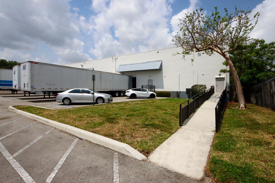 More Photos Of 2201-2211 Stirling Rd, Fort Lauderdale Unknown For Lease