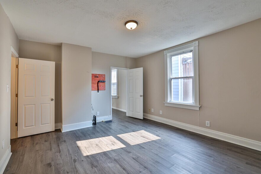 More Photos Of 2007 Madison Rd, Cincinnati Storefront For Sale