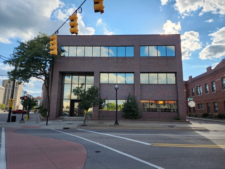 More Photos Of 85 N Main St, Mount Clemens Office Residential For Lease