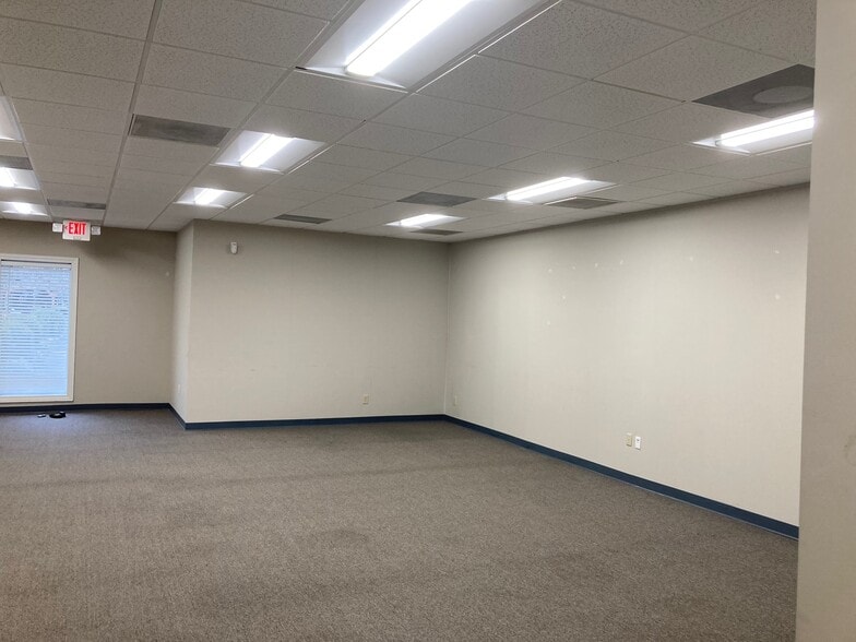 More Photos Of 1411 Plaza West Rd, Winston-Salem Medical For Lease