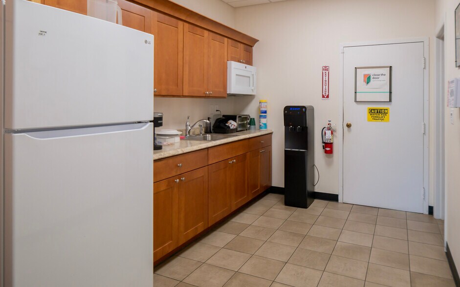 More Photos Of 72 Johnny Cake Hill Rd, Middletown Distribution For Sale