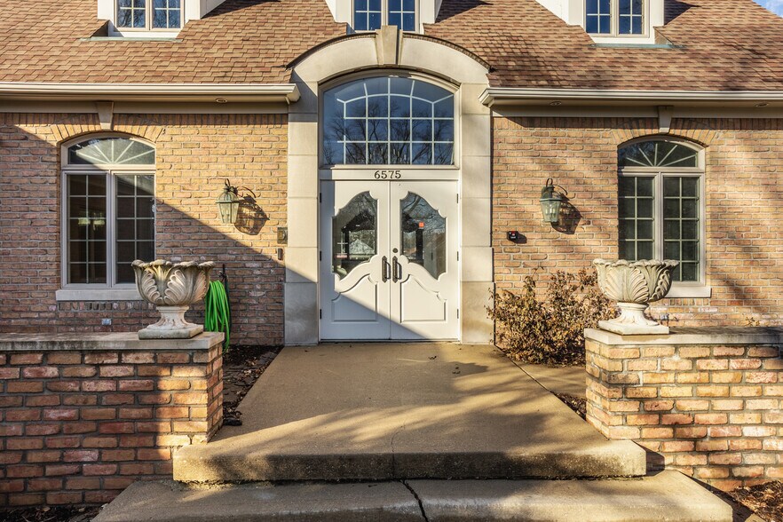 More Photos Of 6575 N College Ave, Indianapolis General Retail For Sale