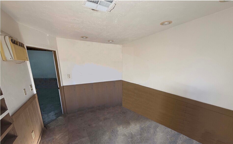 More Photos Of 17252 E Falcon Dr, Fountain Hills Warehouse For Lease