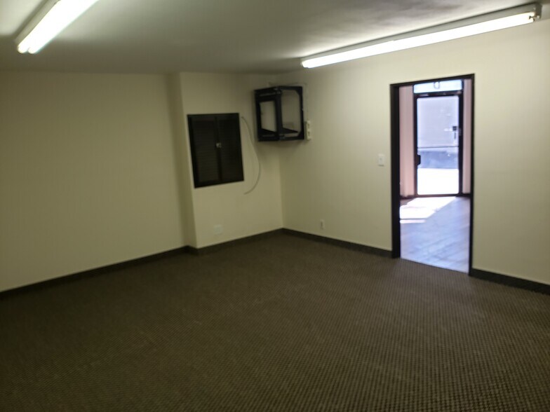 More Photos Of 10115 Canoga Ave, Chatsworth Warehouse For Lease