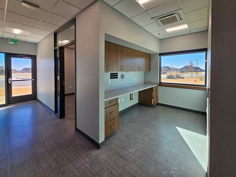 More Photos Of 6450 Central Park Blvd, Abilene Office For Sale