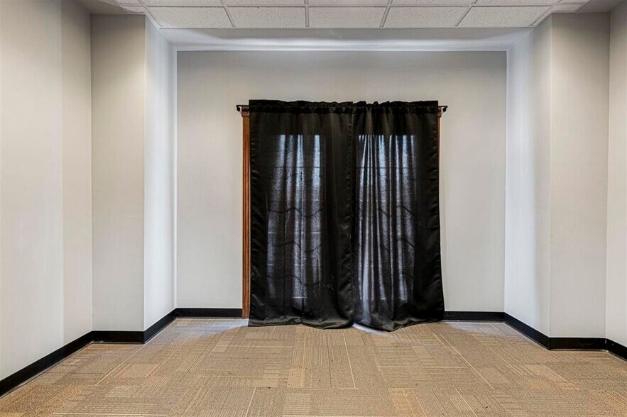 More Photos Of 728 College St, Bowling Green Office For Sale