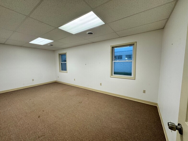 More Photos Of 304 W Second St, East Syracuse Warehouse For Lease