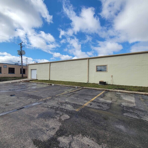 More Photos Of 301 W Interstate Rd, Addison Warehouse For Lease