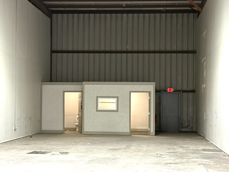 More Photos Of 2336 Lawrence Ave, Atlanta Truck Terminal For Lease