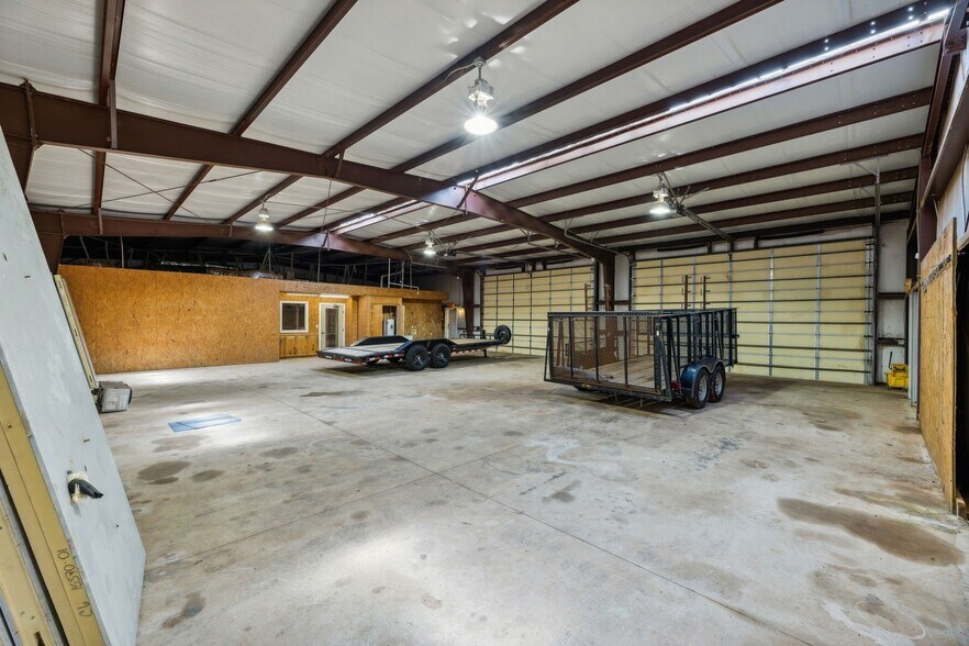 More Photos Of 300 NW 104th St, Oklahoma City Warehouse For Lease