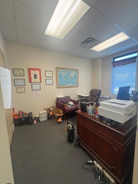 More Photos Of 2231 NW Broad St, Murfreesboro Showroom For Lease