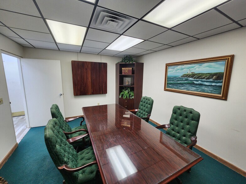 More Photos Of 747 N Washington Blvd, Sarasota Office For Lease