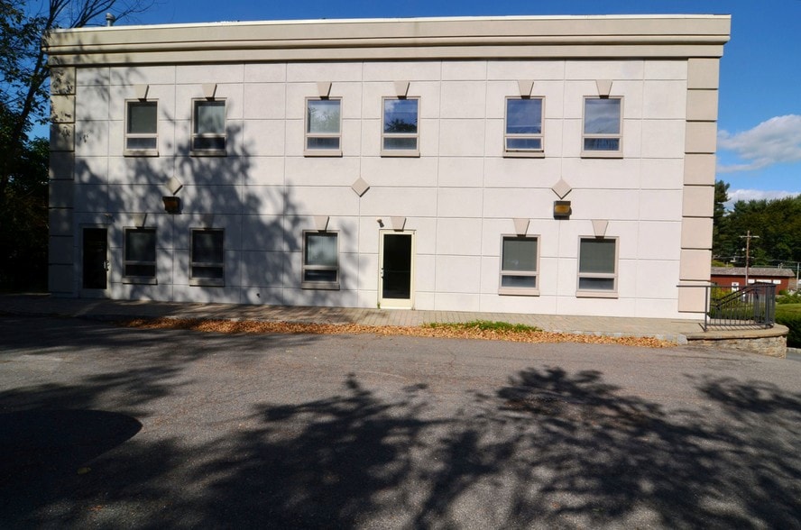 More Photos Of 107 W Main St, Clinton Office For Lease