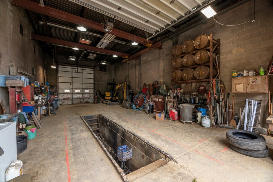 More Photos Of 5565-5571 Westerville Rd, Westerville Warehouse For Lease