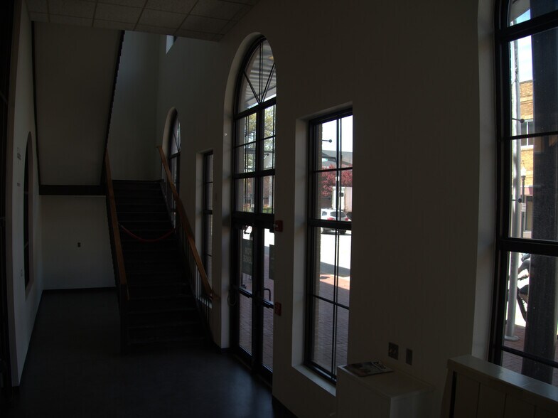 More Photos Of 117 W Central Ave, Bentonville Storefront Retail Office For Lease
