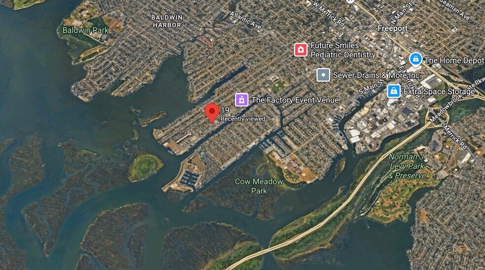 More Photos Of 19 Suffolk St, Freeport Office For Sale