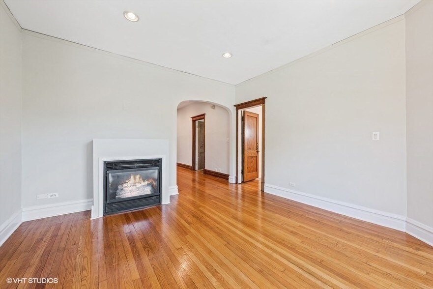 More Photos Of 1228 W Glenlake Ave, Chicago Apartments For Sale