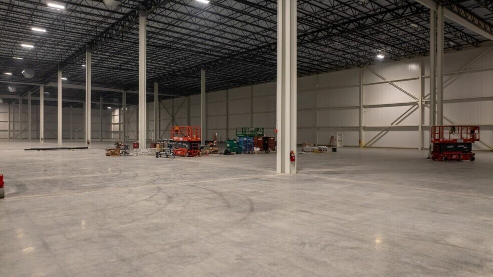 More Photos Of 2100 Smithtown Ave, Ronkonkoma Refrigeration Cold Storage For Lease