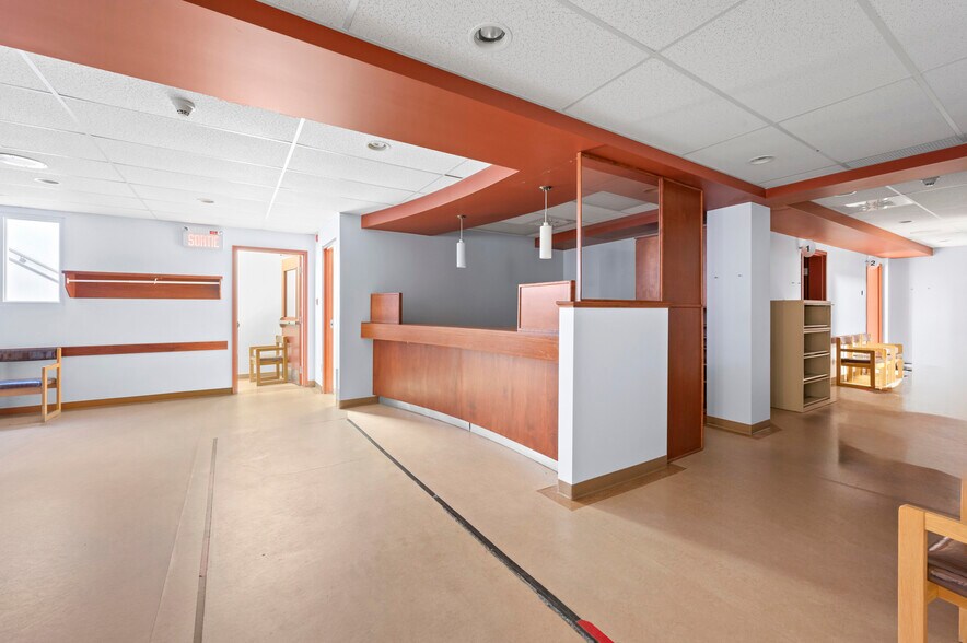More Photos Of 84 Rue Court, Granby Medical For Sale