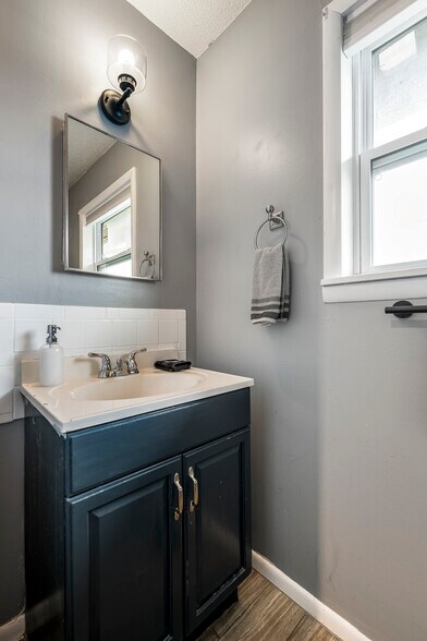 More Photos Of 110 SE 13th St, Bentonville Flex For Sale