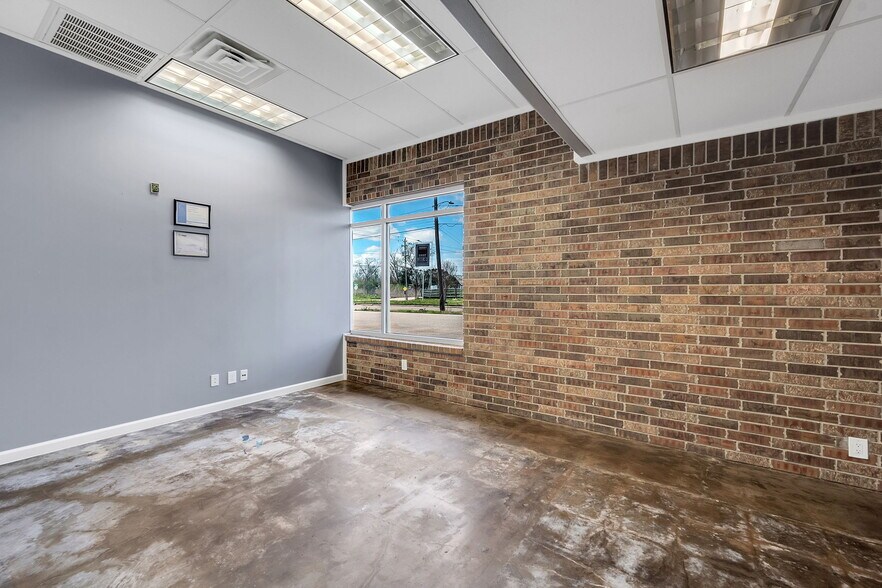 More Photos Of 7510 Lawndale St, Houston Warehouse For Sale
