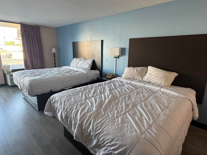 More Photos Of 990 Maple St, Russell Springs Hotel For Sale