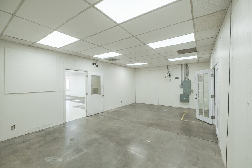 More Photos Of 500 Queen Ave SW, Albany Service For Sale