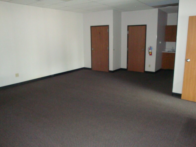 More Photos Of 4214 Fleur Dr, Des Moines General Retail For Lease