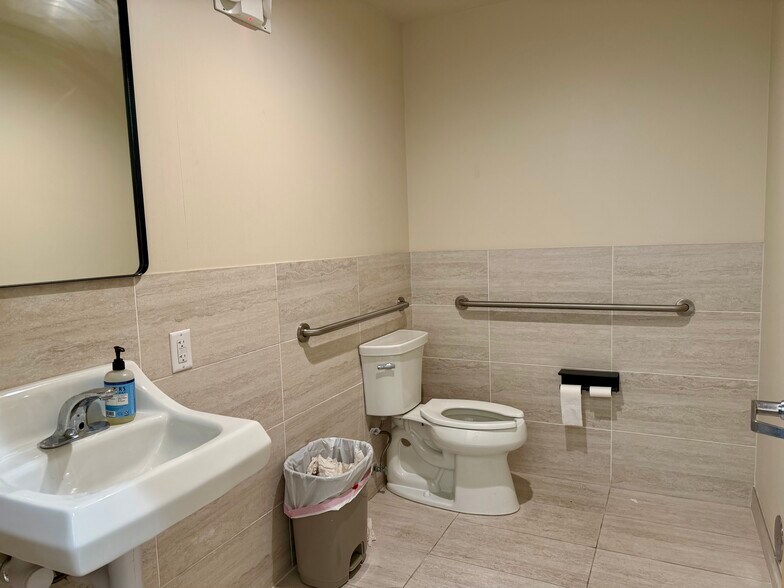 More Photos Of 1009 Yale St, Houston Freestanding For Lease