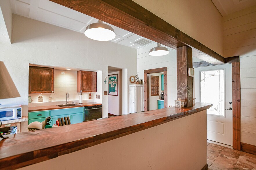 More Photos Of 512 N Travis St, Granbury Hospitality For Sale