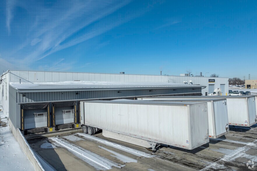 More Photos Of 6363 W 73rd St, Bedford Park Manufacturing For Lease