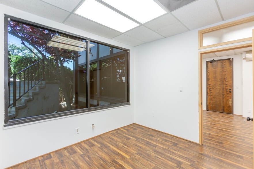 More Photos Of 23030 Lyons Ave, Santa Clarita Medical For Lease