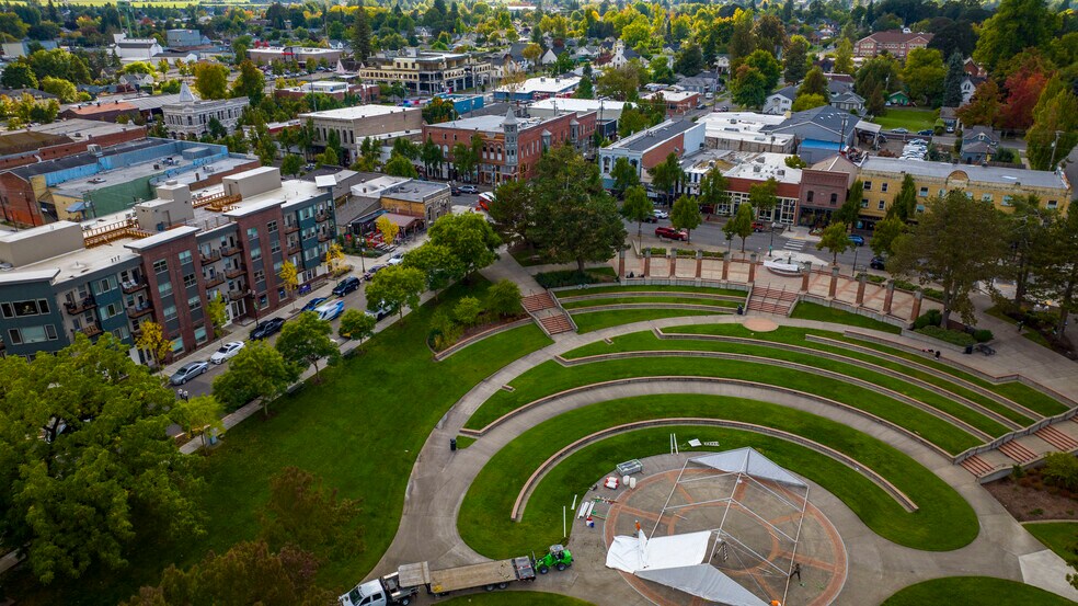 More Photos Of 144 S Main St, Independence Storefront Retail Office For Sale