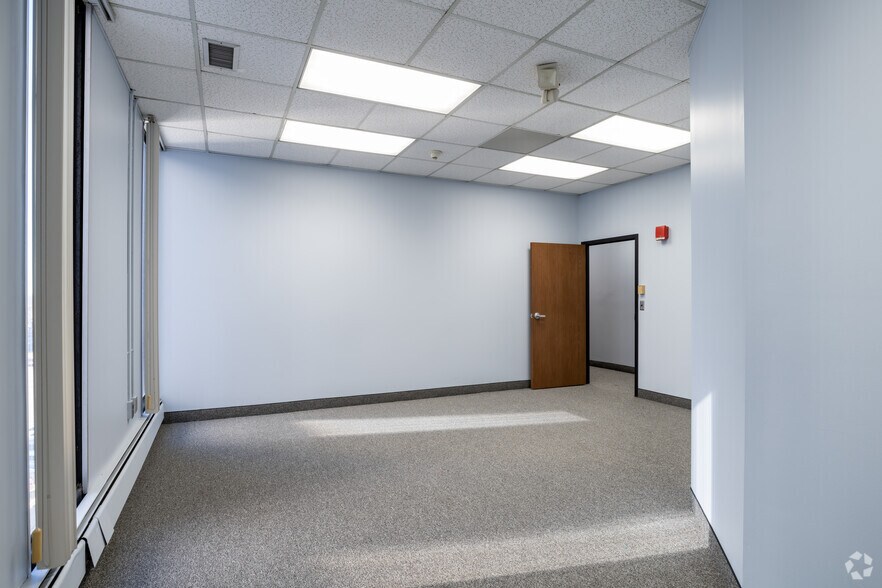 More Photos Of 25900 Greenfield Rd, Oak Park Office For Lease