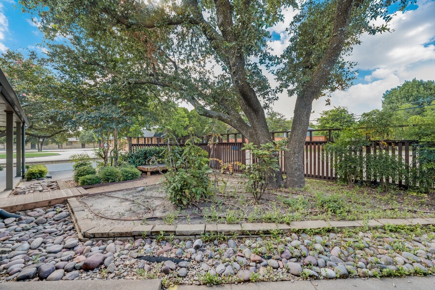 More Photos Of 726 Dalworth St, Grand Prairie Office For Sale