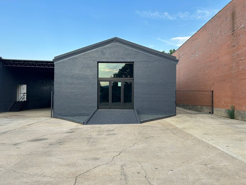 More Photos Of 3120 Halifax St, Dallas Distribution For Lease