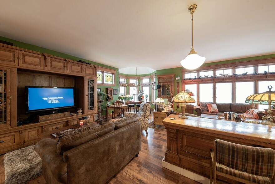 More Photos Of 890 Lake Ave, Woodstock General Retail For Sale