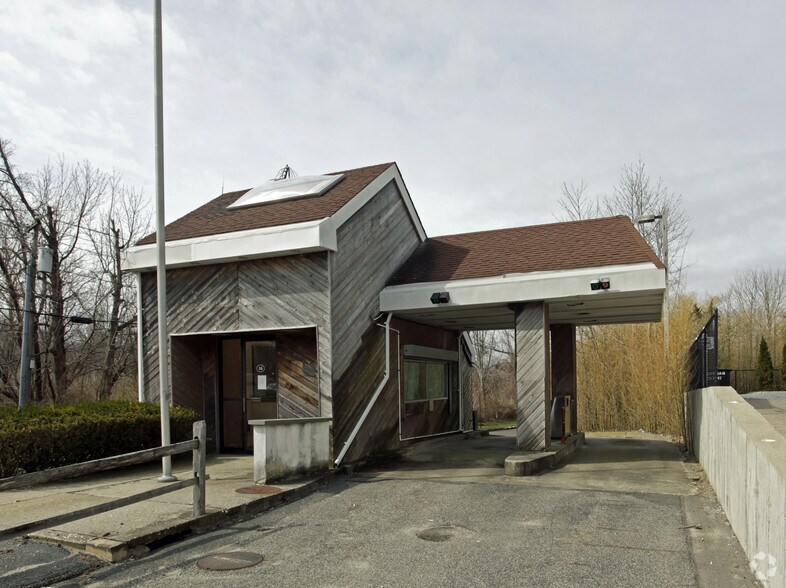 More Photos Of 16 Spring St, Sag Harbor Bank For Lease