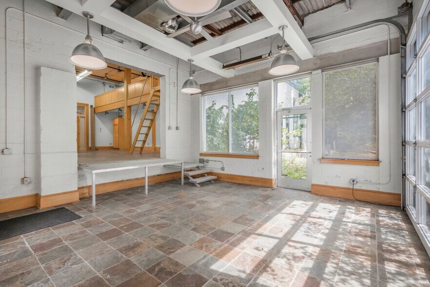 More Photos Of 2836 Lyndale Ave S, Minneapolis Office For Lease