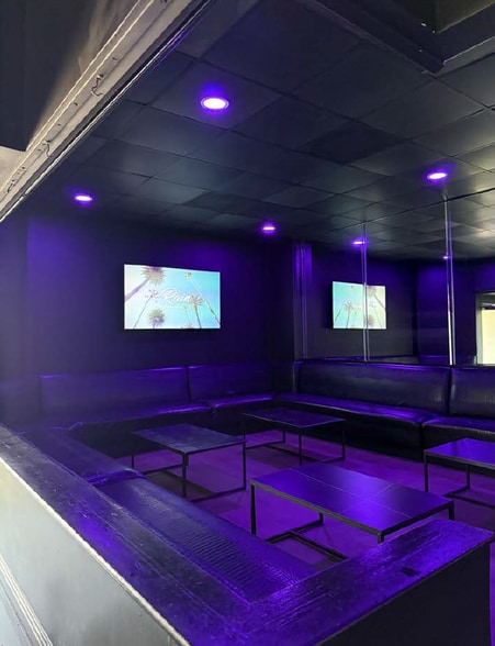 More Photos Of 12215 Ventura Blvd, Studio City General Retail For Lease