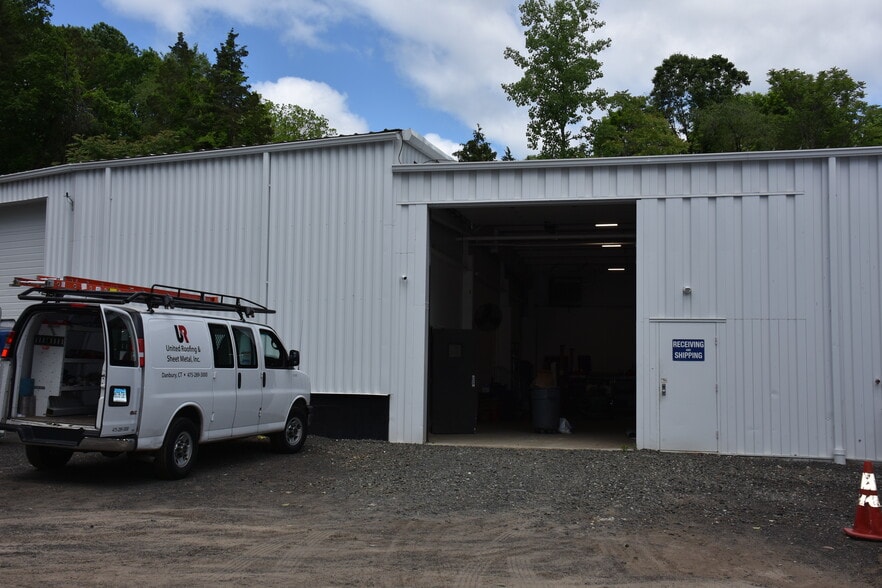 More Photos Of 500 Federal Rd, Brookfield Manufacturing For Lease