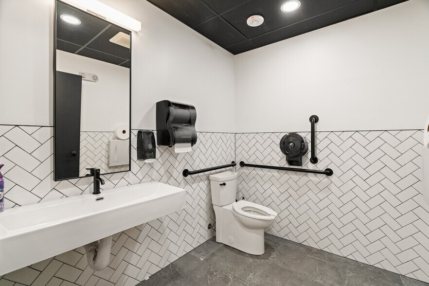 More Photos Of 4440 Walker Blvd, Knoxville Flex For Sale