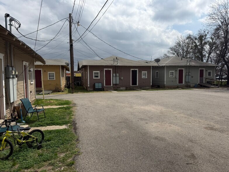 More Photos Of 401 Main St, Brownwood Apartments For Sale