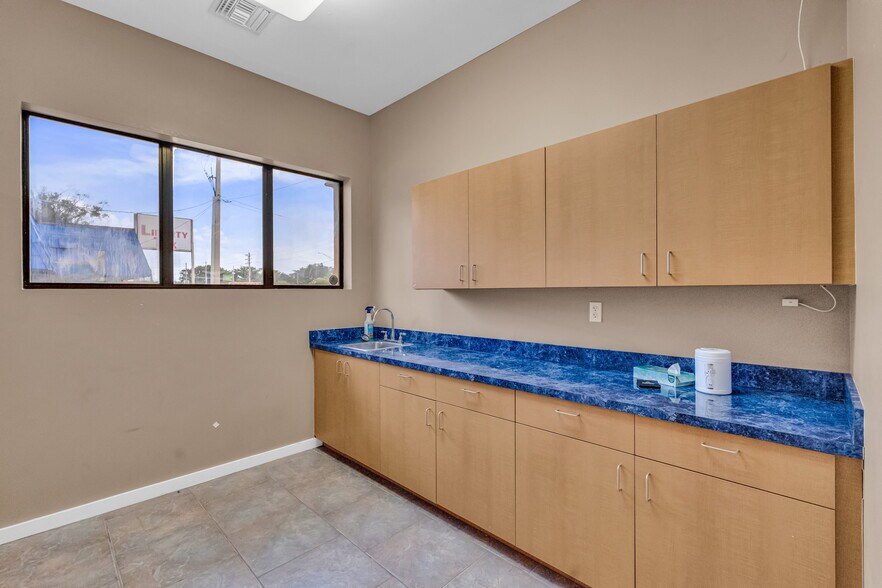 More Photos Of 6531 103rd St, Jacksonville Medical For Lease