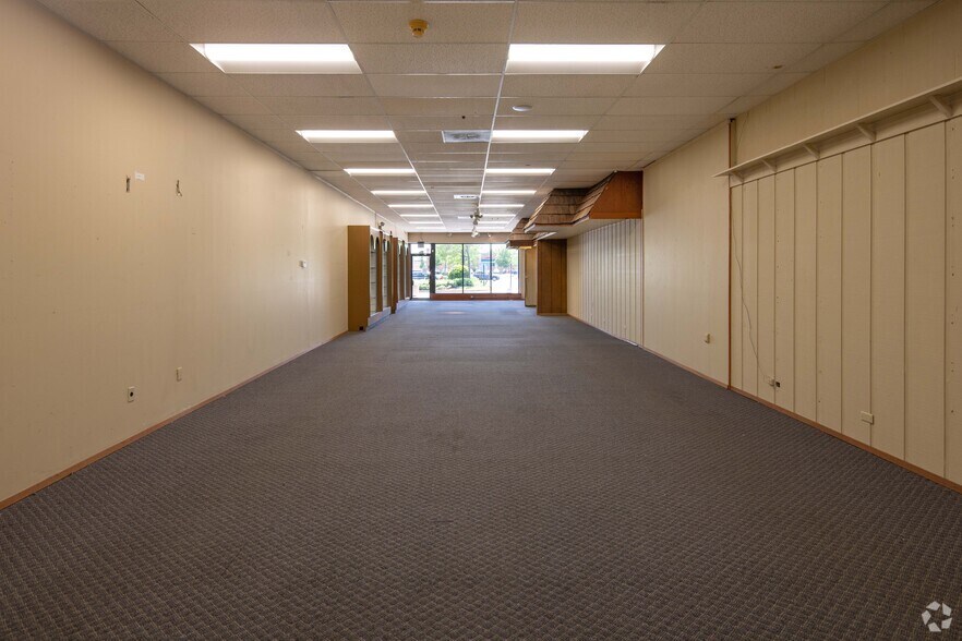 More Photos Of 29 Crystal Lake Plz, Crystal Lake Unknown For Lease